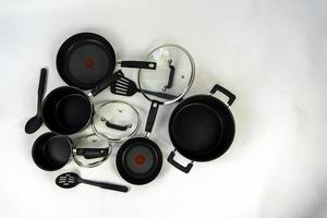 uppsättning av aluminium kokkärl på kök disken, metall köksredskap, mexico latin Amerika foto