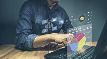 operationer, försäljning, marknadsföring, analytiker arbetssätt med företag analys och data förvaltning systemet på dator, göra en Rapportera med kpi och metrik ansluten till databas. företags- strategi för finansiera. foto