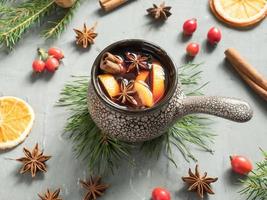 jul funderade vin med kanel, orange och anis i en keramisk hink foto