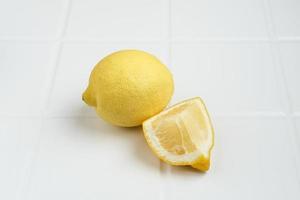 färsk citron- frukter, citron- hela, halv på de tabell. selektiv fokus. foto