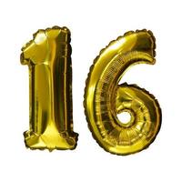 16 gyllene siffra helium ballonger isolerat bakgrund. realistisk folie och latex ballonger. design element för fest, händelse, födelsedag, årsdag och bröllop. foto