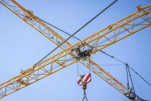 industriell område. avlastning förbi de kran av de produktion utrustning i Graz, Österrike. foto