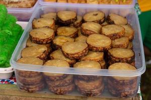 traditionell indonesiska kakor såld förbi gata säljare, linggang bigung, väst kutai, öst kalimantan, indonesien foto
