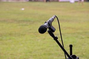 mikrofon redo till använda sig av på en firande på en grön gräs bakgrund. foto