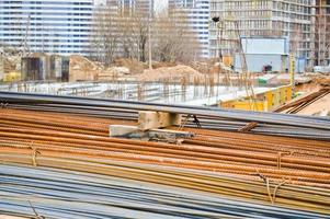 järn metall rostig gul barer av industriell byggnad förstärkning från korrugerad förstärkning för de konstruktion av byggnader tillverkad av förstärkt betong. textur, bakgrund foto