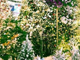 jul träd med Semester vit dekorationer och lampor på silver- bakgrund med kopia Plats foto