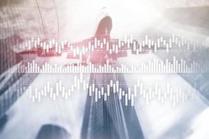ljus diagram diagram graf aktiehandel investeringar affärsfinans koncept mixed media dubbel exponering virtuell skärm. foto