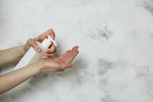 använder sig av alkohol gel rena tvätta hand foto