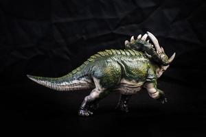 dinosaurie , sinoceratops i de mörk foto