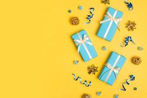 jul bakgrund med blå gåva lådor på färgad bakgrund topp se. kopia Plats foto