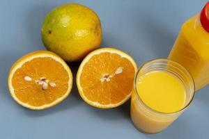naturlig orange juice i de glas med flaska på de sida foto