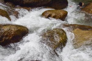 vattenfal skönhet natur och sten sten i söder thailand foto