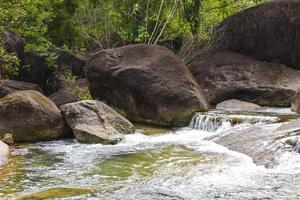 solljus skönhet natur och sten vattenfall i söder thailand foto