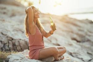 kvinna har roligt medan njuter en sommar semester på de strand foto