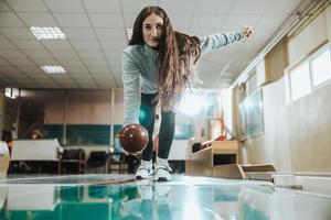flicka spelar bowling nio stift foto