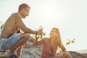 par njuter en sommar semester på de strand foto