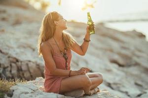 kvinna har roligt medan njuter en sommar semester på de strand foto