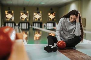 flicka i en bowling gränd efter fel foto
