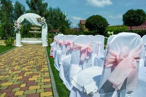 bröllop ceremoni. bröllop båge, dekorerad med olika färsk blommor foto