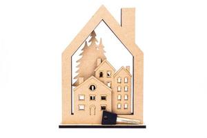 hus symbol med metall nyckel på vit bakgrund. verklig egendom, försäkring begrepp, inteckning, köpa sälja hus, fastighetsmäklare begrepp, liten bilar, träd, hushållerska foto