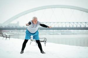 senior vinter- stretching foto