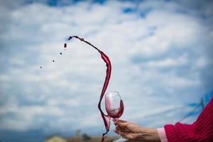 människor klirr glasögon med vin på de sommar terrass av Kafé eller restaurang foto