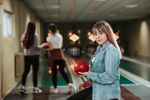 flicka i en bowling gränd foto