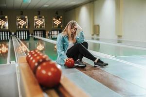 flicka i en bowling gränd efter fel foto