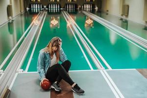 flicka i en bowling gränd foto
