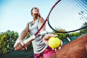 tjej som spelar tennis foto