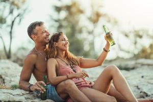 par njuter en sommar semester på de strand foto