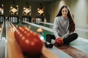 flicka i en bowling gränd foto