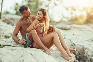 par njuter en sommar semester på de strand foto