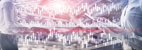 ljus diagram diagram graf aktiehandel investeringar affärsfinans koncept mixed media dubbel exponering virtuell skärm. foto