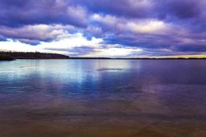 frysta flod ström damm sjö kall natur skog miljö Tyskland. foto