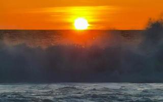 färgrik gyllene solnedgång stor Vinka och strand puerto escondido Mexiko. foto