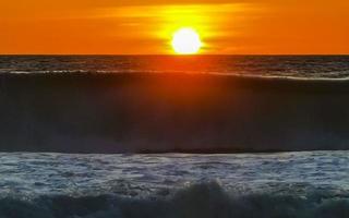 färgrik gyllene solnedgång stor Vinka och strand puerto escondido Mexiko. foto