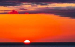 färgrik gyllene solnedgång stor Vinka och strand puerto escondido Mexiko. foto