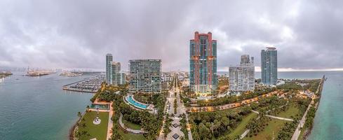 Drönare panorama över miami strand horisont på skymning foto