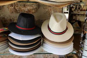 en kvinnors hatt är såld i en affär i israel. foto