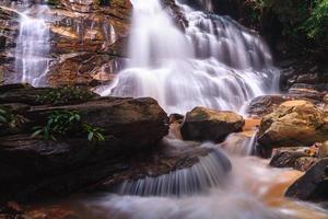 vackert vattenfall, Chiang Mai, Thailand foto