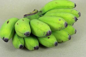 knippa av bebis banan isolerat på vit bakgrund. grön banan frukt samling på vit bakgrund foto