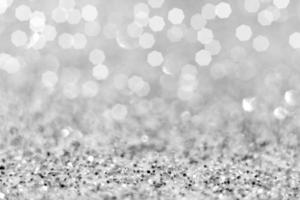 ny år och jul. topp se av silver- glitter och vit konfetti lampor bokeh skaffa sig ut av fokus. abstrakt bakgrund foto
