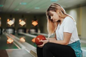 ung flicka spelar bowling nio stift foto