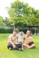 asiatiska par kärlek med hund foto
