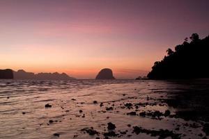 solnedgång på stranden av Koh Ngai Island Thailand