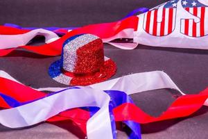 röd, vit och blå fest topp hatt i mitten av amerikan flagga färgad banderoll foto