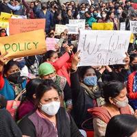 New Delhi, Indien 25 december 2021 - delhi kontraktuella gästlärare med affischer, flaggor och klotter som protesterar mot delhi aap-regeringen för att utforma policy, delhi gästlärare protesterar foto