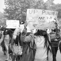 New Delhi, Indien 25 december 2021 - delhi kontraktuella gästlärare med affischer, flaggor och klotter som protesterar mot delhi aap-regeringen för att utforma policy, delhi gästlärare protesterar foto