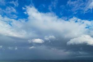 mest skön moln rör på sig över de brittiskt stad av England foto